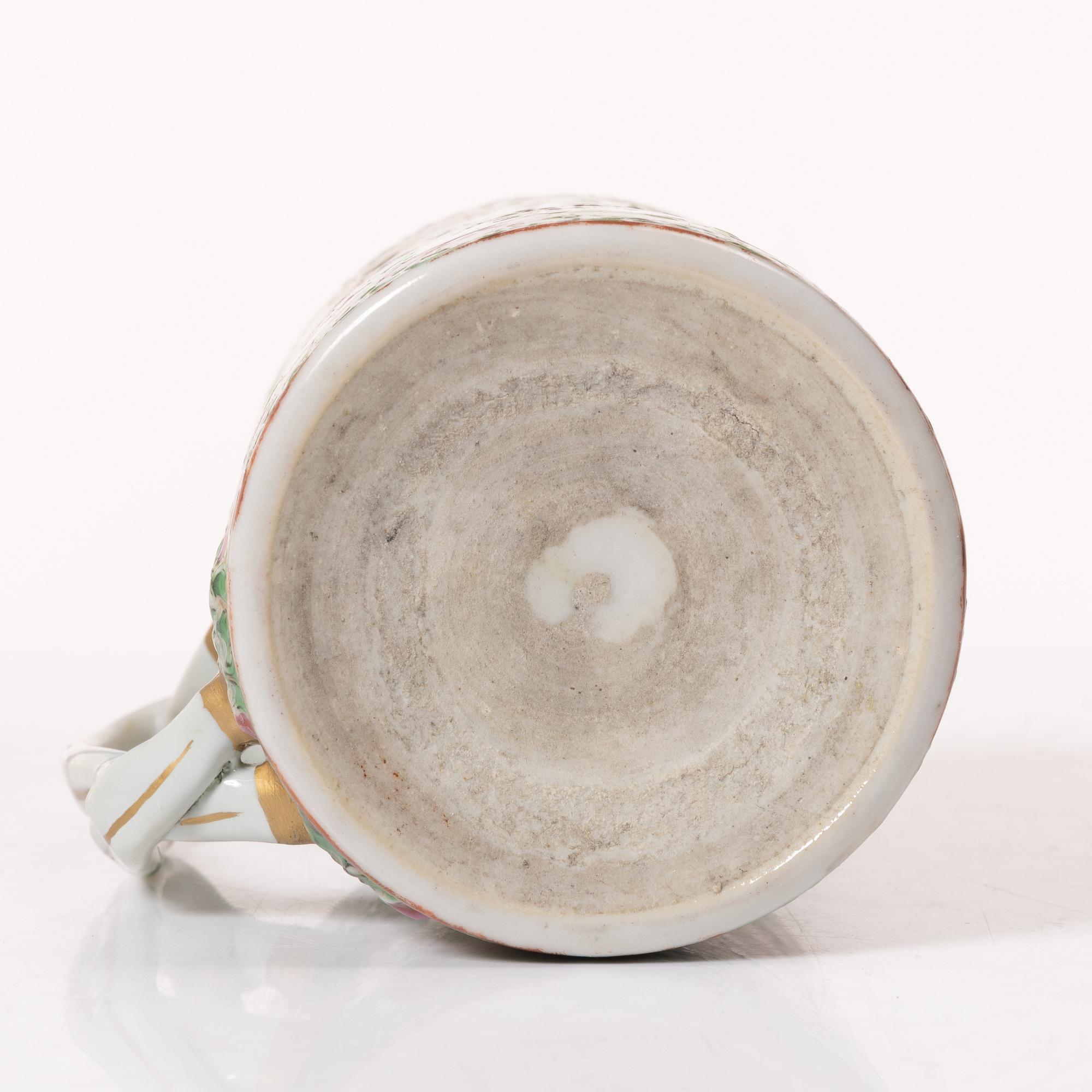 A Chinese Canton porcelain cup and a teapot, 19/20th century.