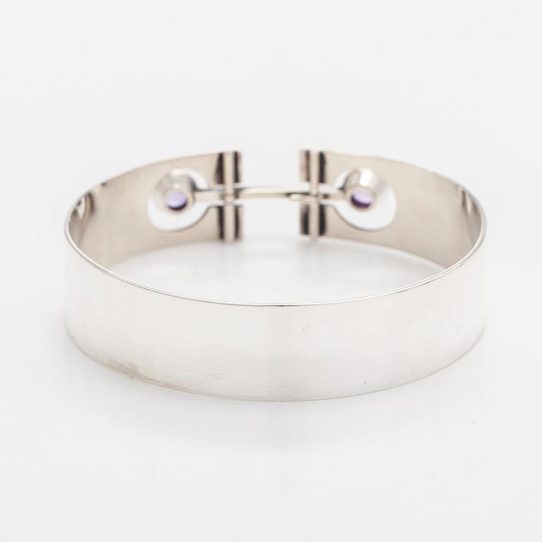 Holger Lindström, armring, cabochonslipade ametister, silver, Helsingfors 1963.