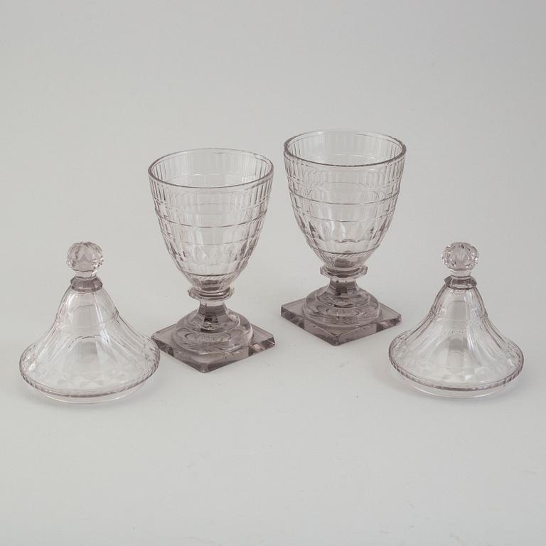 URNOR MED LOCK, ett par, glas 17/1800-tal.