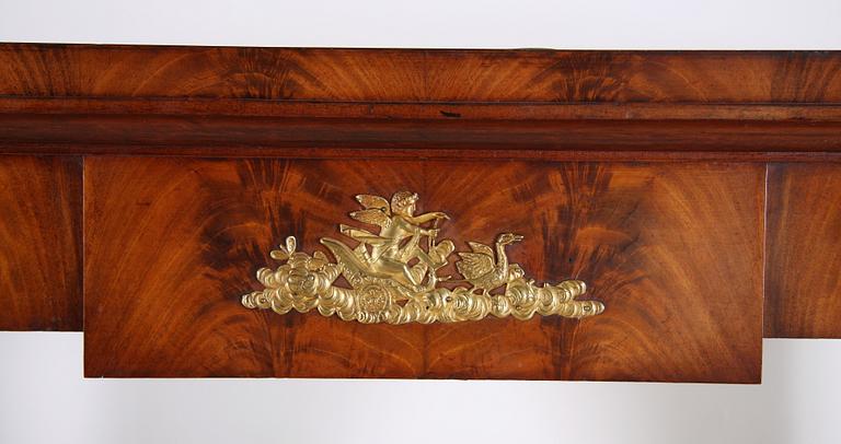 SPEGEL med KONSOLBORD. Karl Johan, 1800-talets andra hälft.