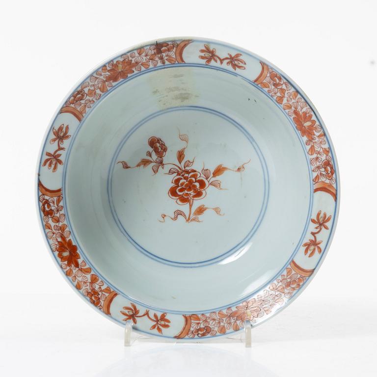 Skål, porslin. Qingdynastin, Kangxi (1662-1722). Med Johanneum märkning N=109.