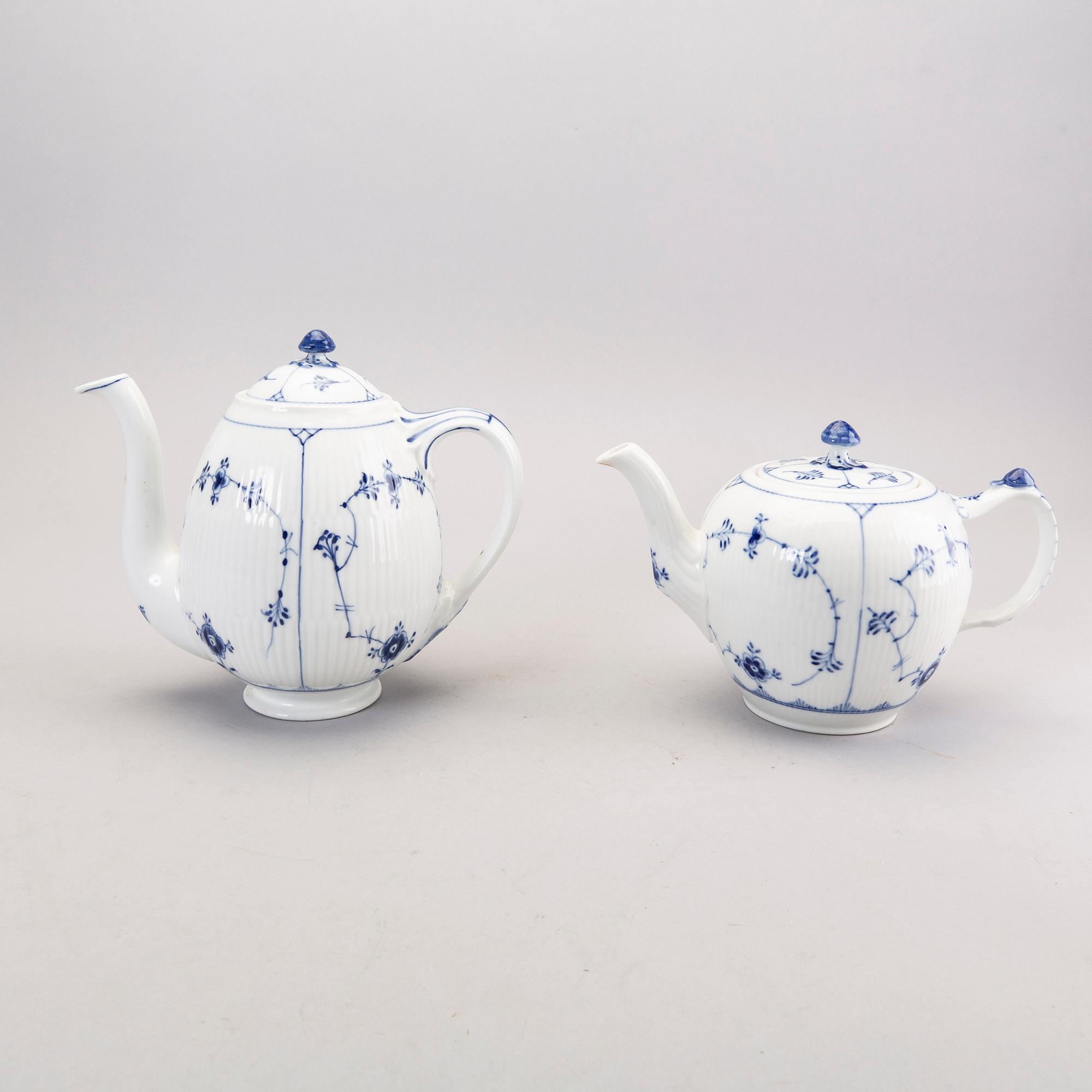 A 24 pcs Musselmalet service from Royal Copenhagen Denmark porcelain first half of the 20th century.