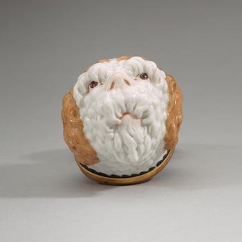 TOBAKSDOSA, porslin. Kungl. Dansk, omkring 1793.