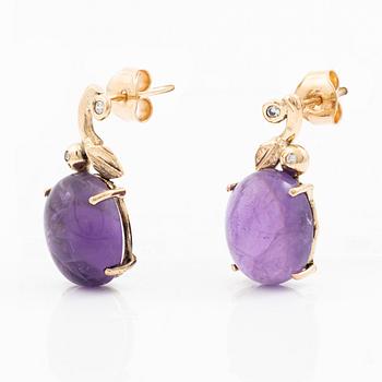 Örhängen, Mandelstam, 18K guld med cabochonslipade ametister och åttkant- och briljantslipade diamanter.