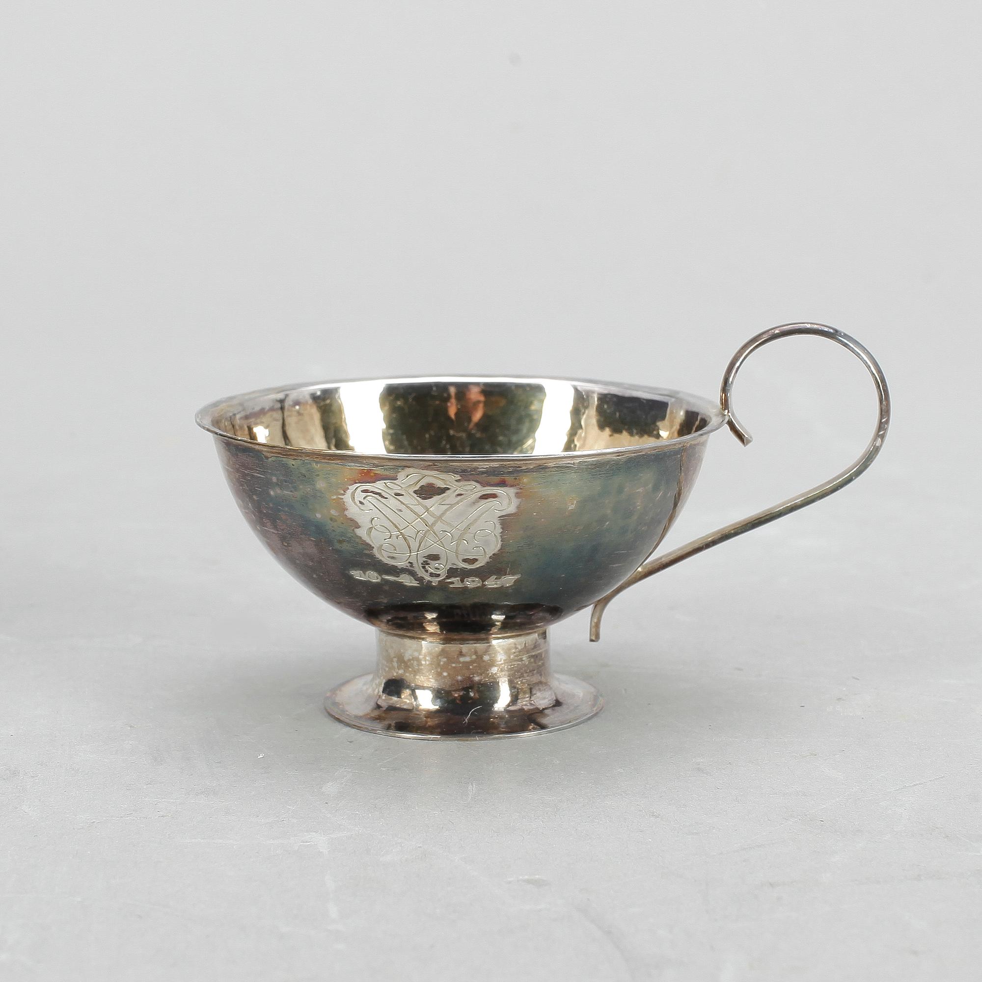 PUNSCHMUGGAR, 12st, silver, F. Olsson, Bolidensilver, 1945. Vikt ca 422g.