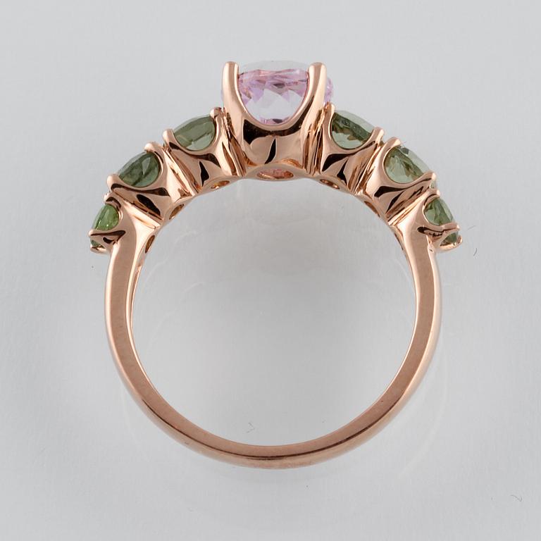 RING, 18K guld med fasettslipad kunzit ca 1.75 ct samt 6 fasettslipade turmaliner ca 1.34 ct. Vikt 3,7 gram.