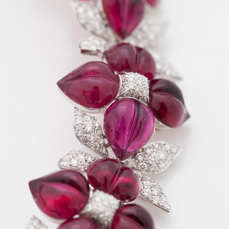 A carved pink tourmaline and diamond collar with floral motifs. Total carat weight of diamonds circa 16.00 cts.