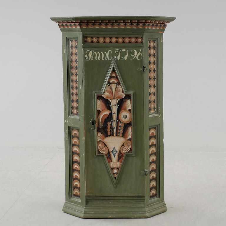 HÖRNHÄNGSKÅP, allmoge. Daterad 1796.