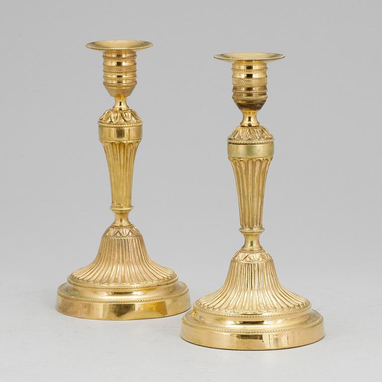 LJUSSTAKAR, ett par, förgylld brons. Frankrike 1800-tal. Louis XVI-stil.
