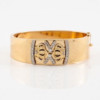 Bracelet 18K gold with round brilliant and eight-cut diamonds.