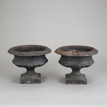 TRÄDGÅRDSURNOR, ett par, gjutjärn, 18/1900-tal.