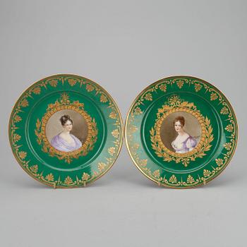 TALLRIKAR, 12 st, porslin. Tallrikarna, Sèvres 1804-1809, porträtten ca 1800-talets mitt.