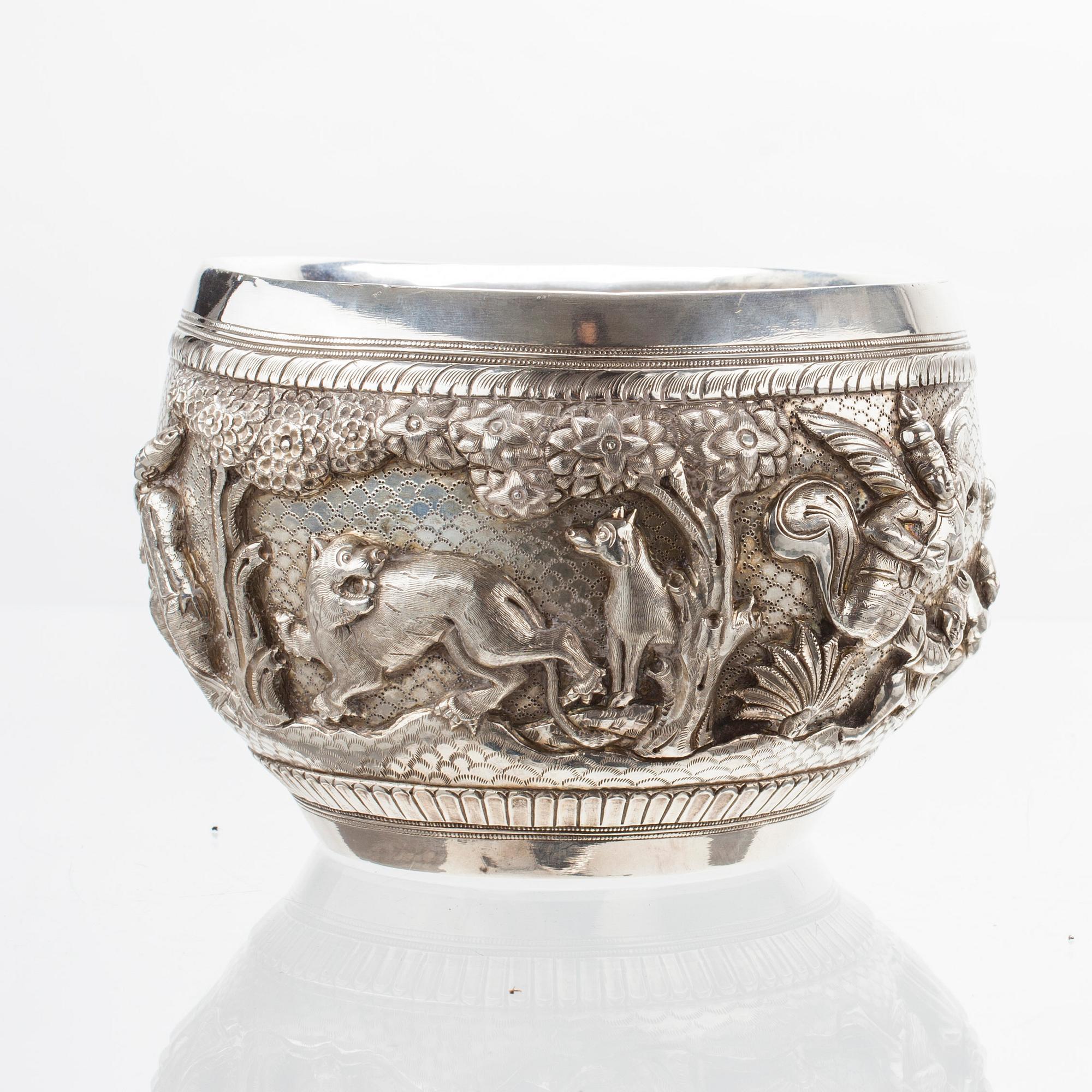 SKÅL, ostämplad silver, troligen Indien 1900-tal. Tot. vikt ca 613,9 cm.