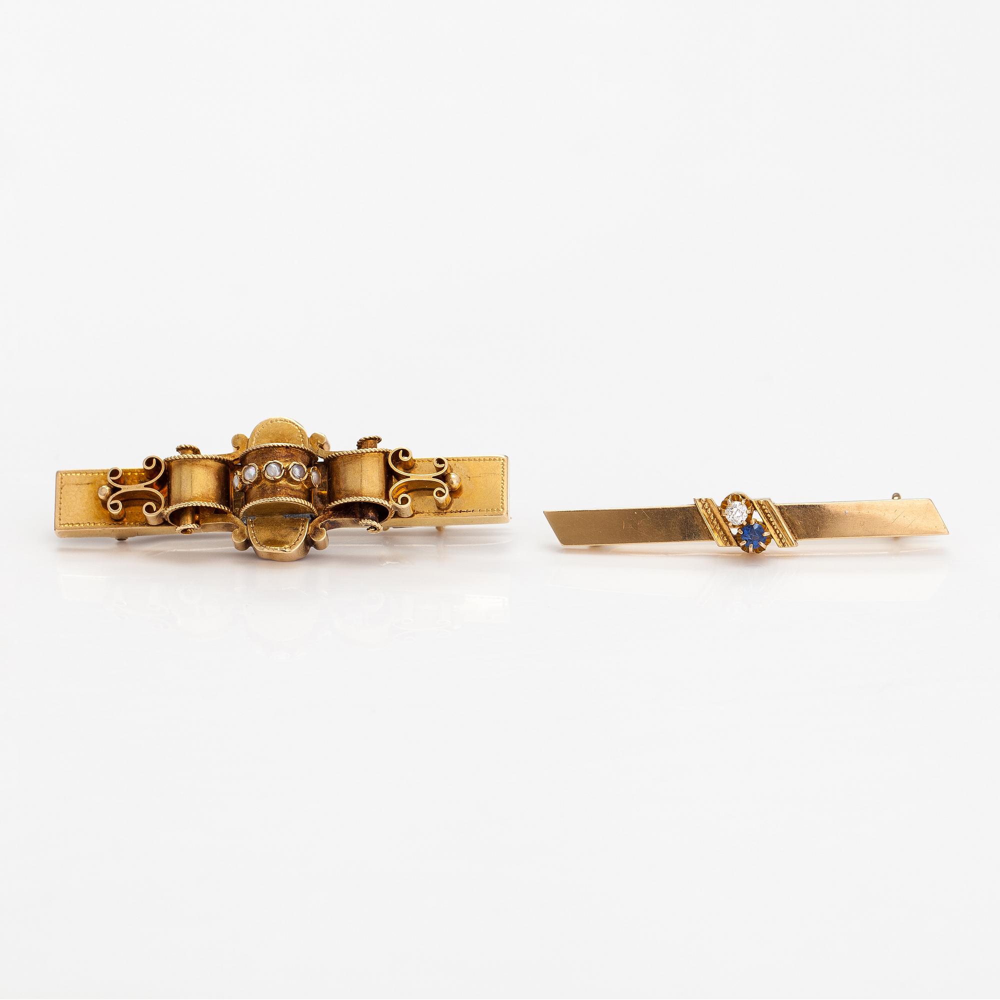 Broscher, 2 st, 18K guld, safir, diamant ca 0.03 ct och odlade pärlor.