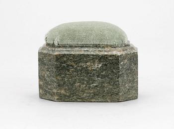 NÅLDYNA, Kolmårdsmarmor, 1800/1900-tal.