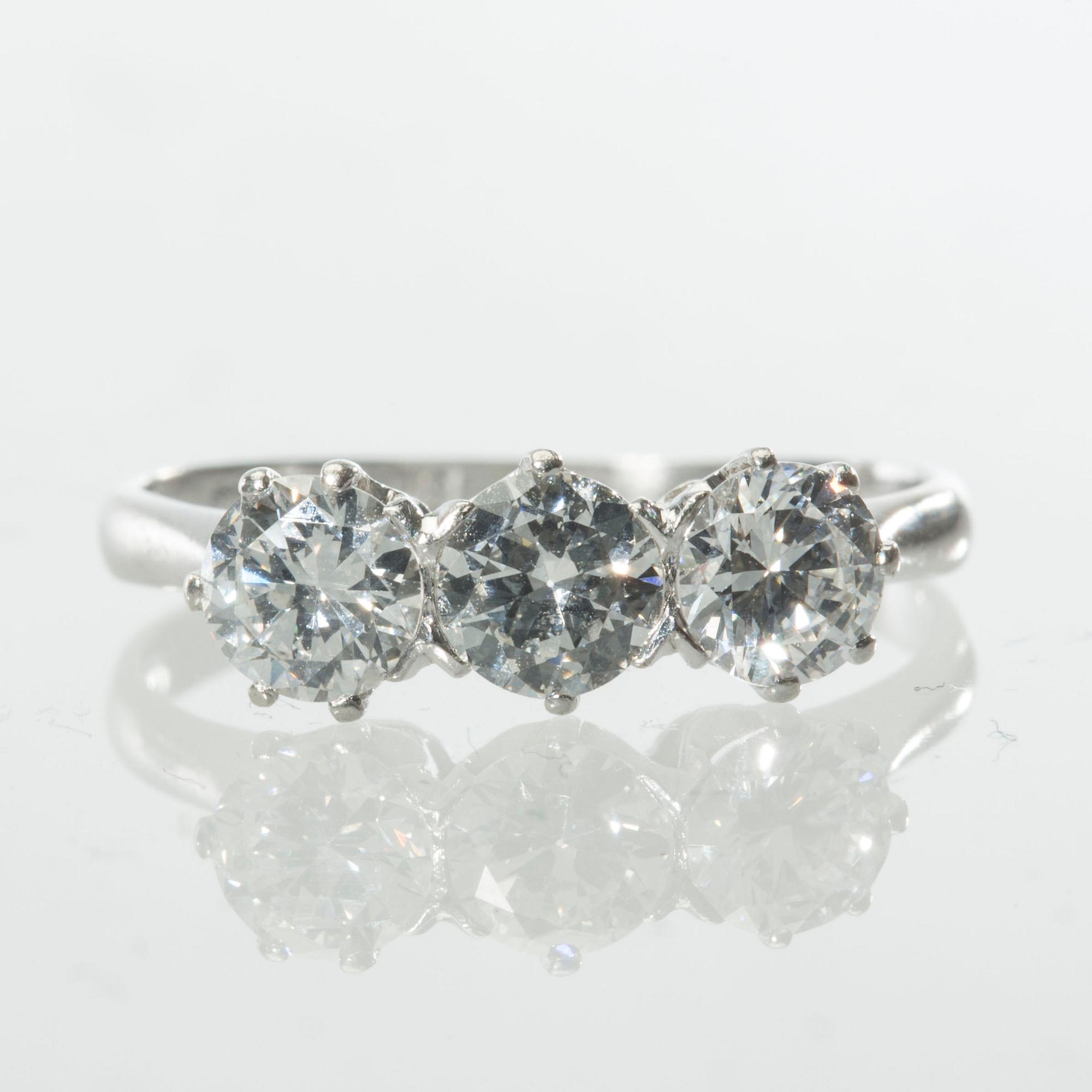 RING, platina med briljantslipade diamanter, totalt ca 1.10 ct. Stockholm, 1937. Vikt ca 2,8 g.
