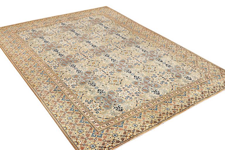 A carpet, Kashan, ca 367 x 273 cm.