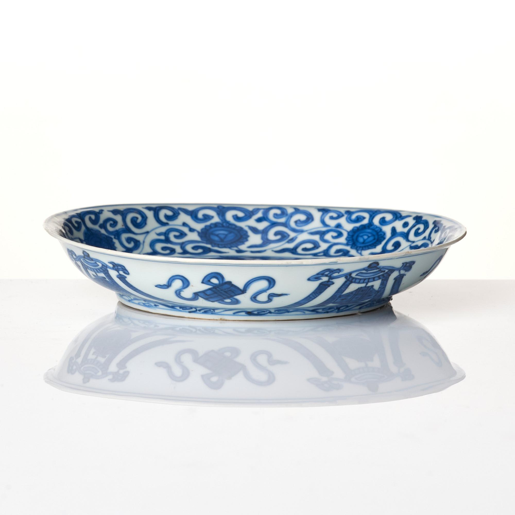A blue and white dish, Ming dynasty, Wanli (1572-1620).