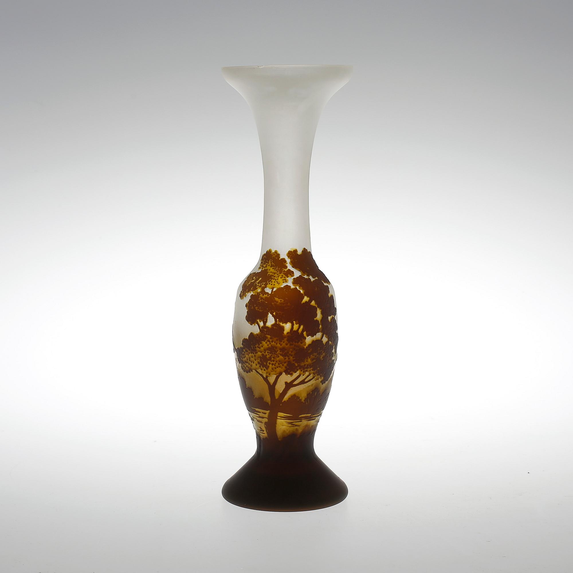 VAS, glas, bär signatur, 1900-talets första hälft.