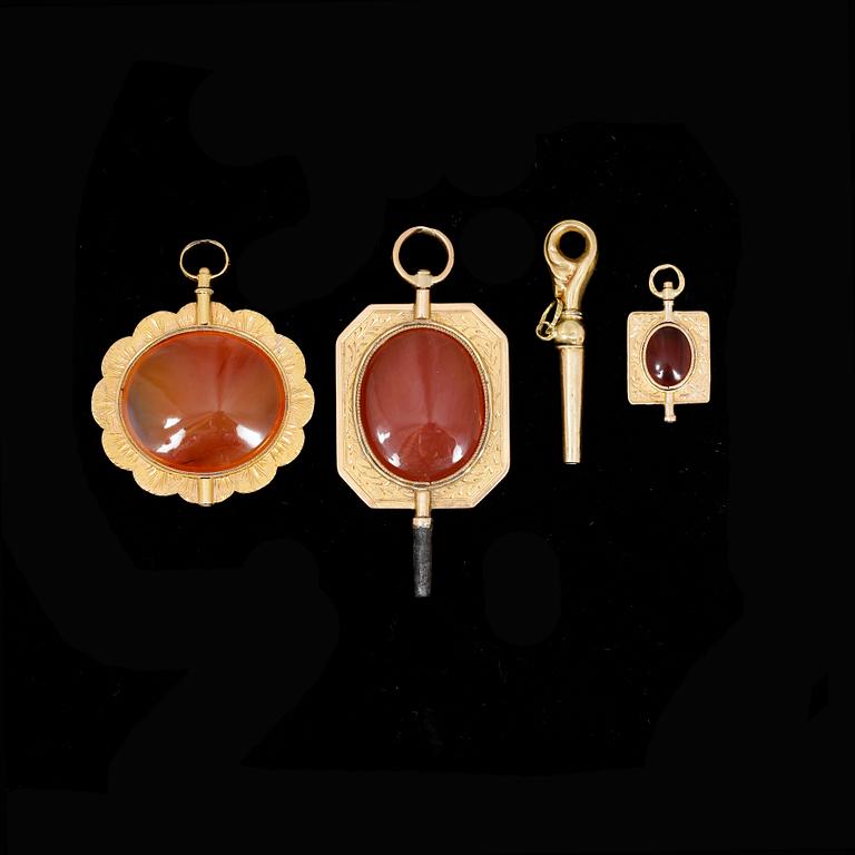 KLOCKNYCKLAR, 4st, 18k guld o karneoler, 1800-tal.