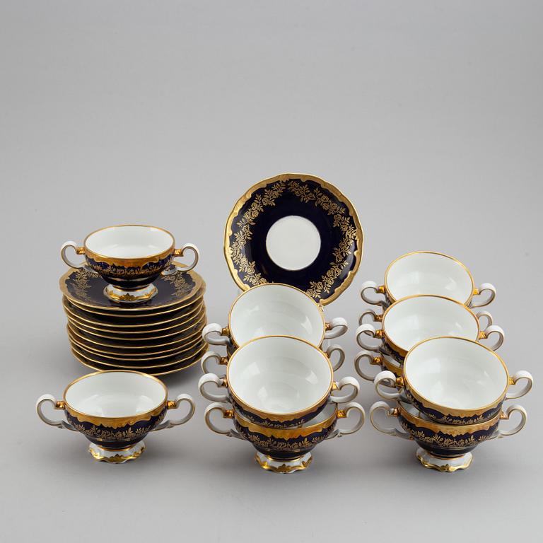 A German dinner service, 20th Century.