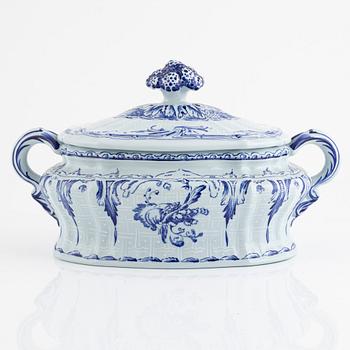 Tureen, porcelain, after an original from 1758, Rörstrand, 1976.
