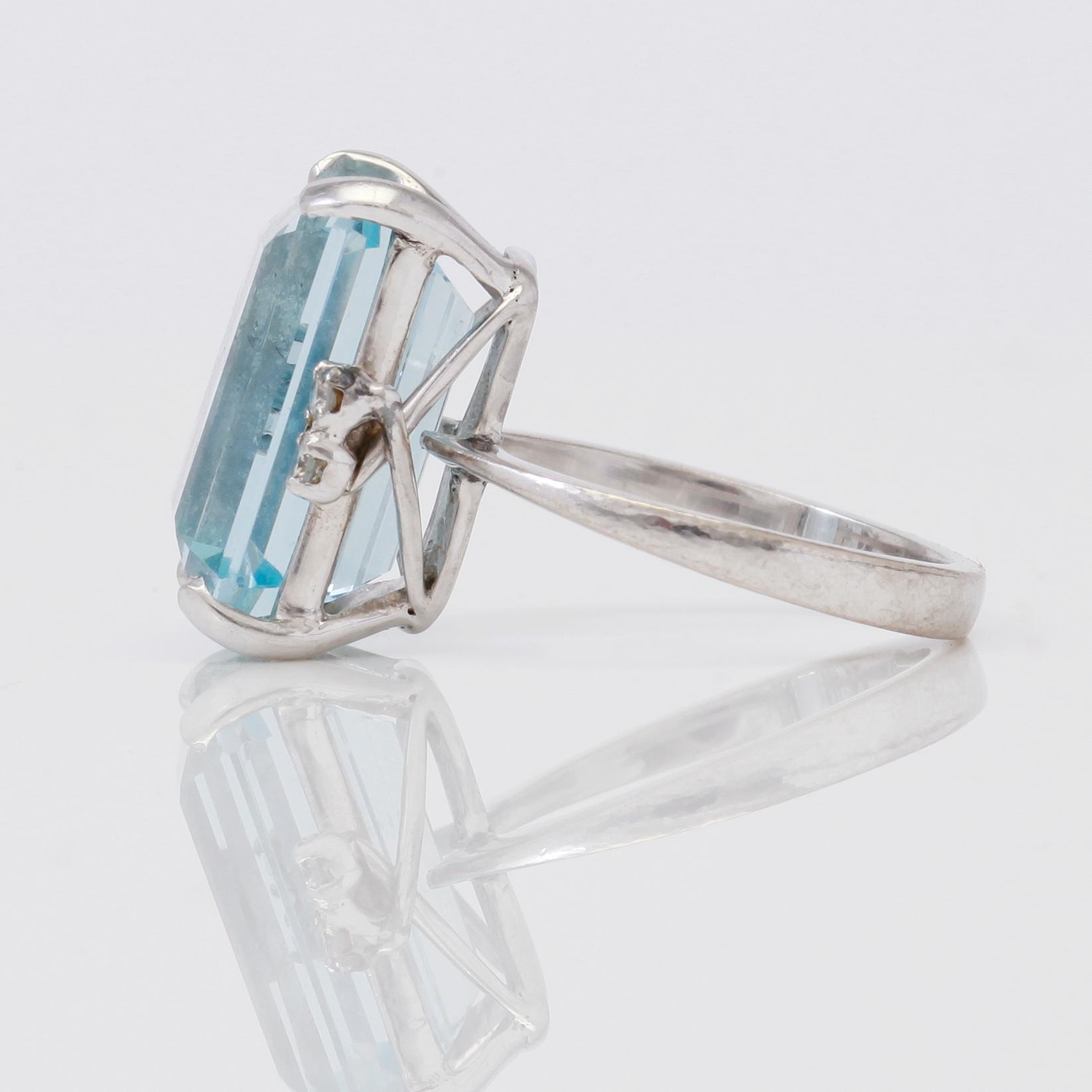 RING, akvamarin ca 8,00 ct, 4 briljantslipade diamanter.