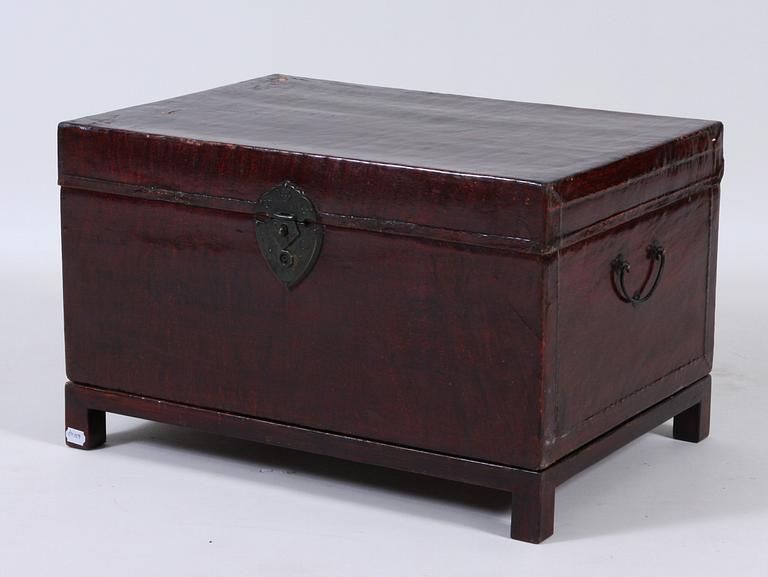 KISTA PÅ BENSTÄLLNING, orientalisk, 1800/1900-tal.