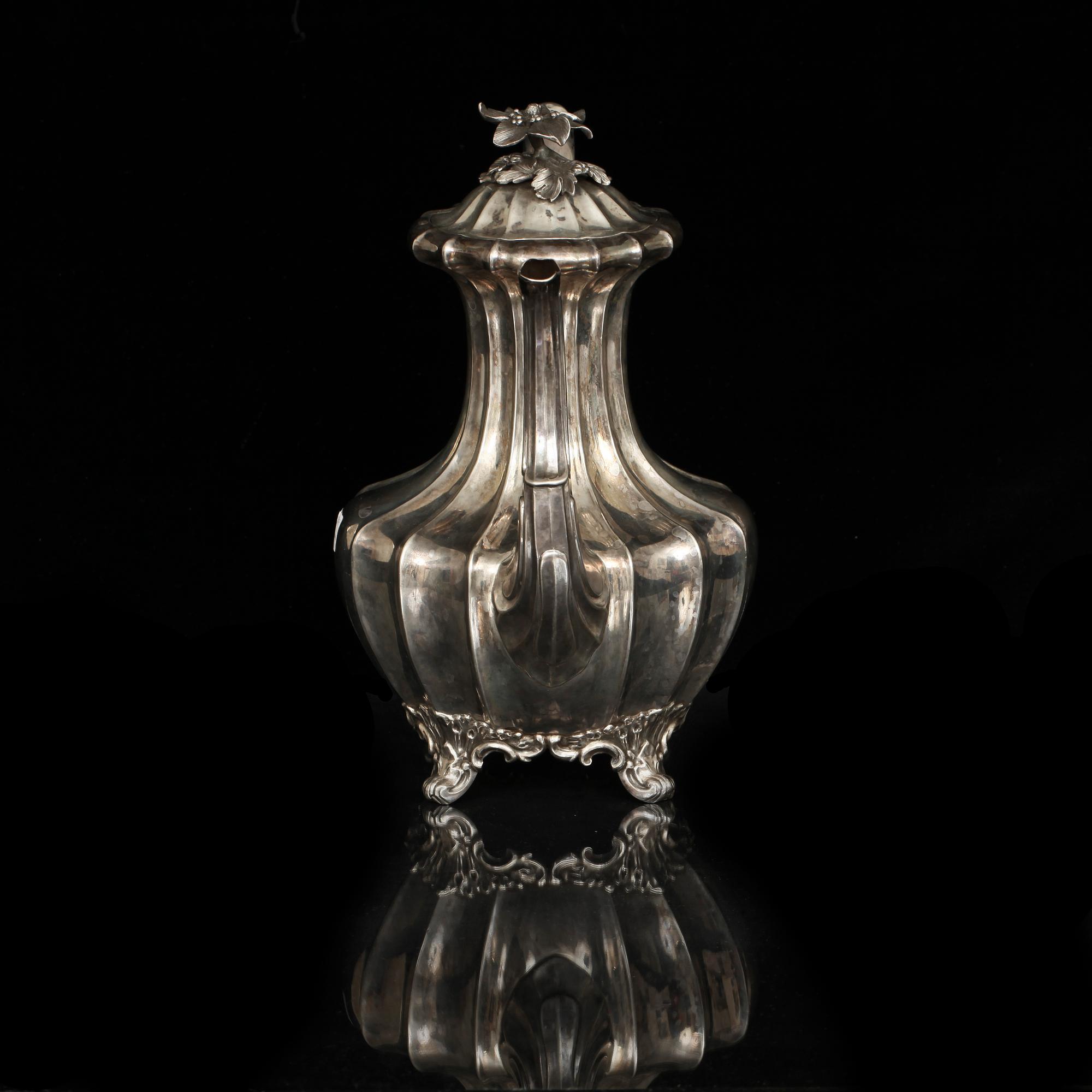 KAFFEKANNA och GRÄDDKANNA, silver, nyrokoko, Gustaf Möllenborg, Stockholm 1847. Vikt c:a 1370 g.