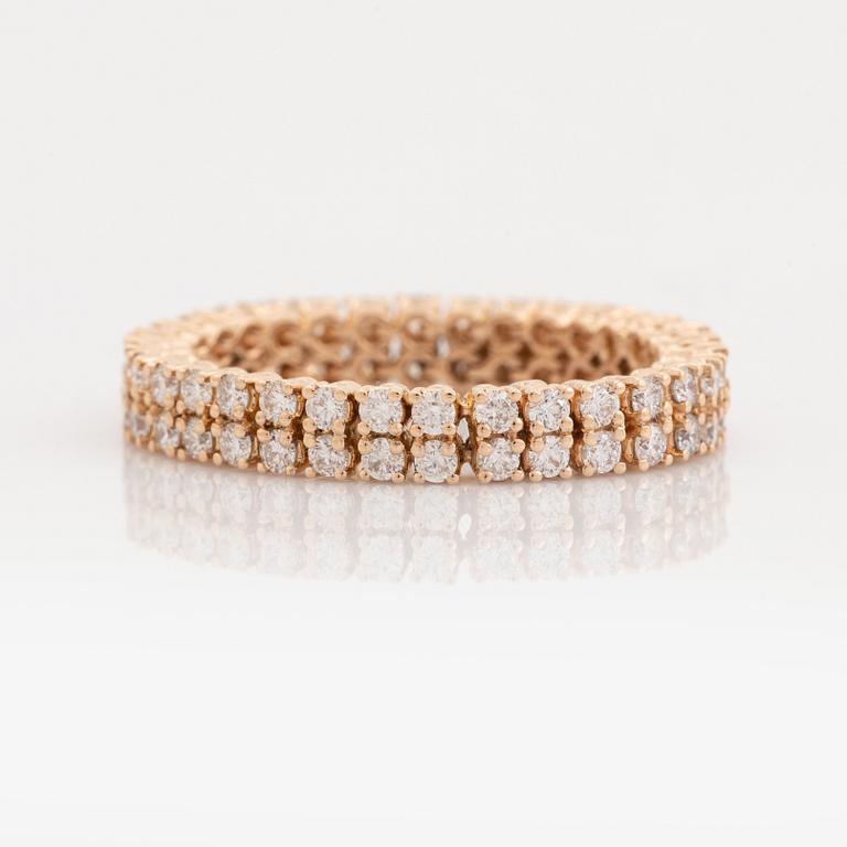 Brilliant-cut diamond ring.