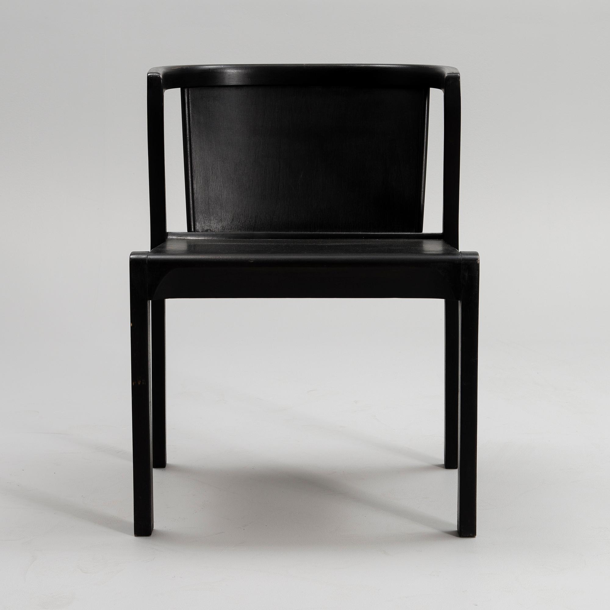 ALVAR AALTO, AN ARMCHAIR. Model 2. Manufactured by Huonekalu- ja Rakennustyötehdas Oy, Turku, Finland, early 1930s.