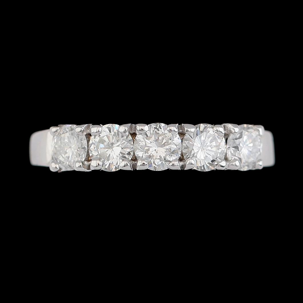 RING, 18K vitguld 5 briljantslipade diamanter tot ca 1.07 ct.