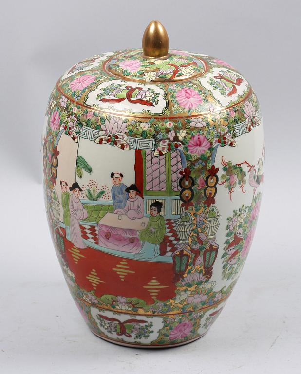 URNA MED LOCK, porslin, Kina. 1900-tal.