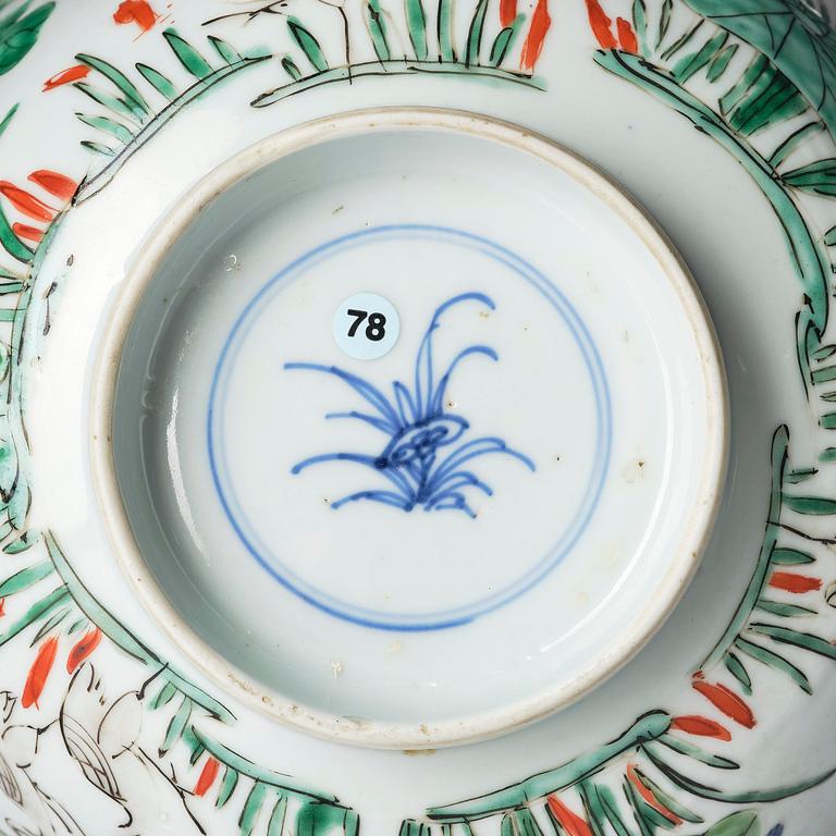 A famille verte bowl, tea caddy and mallet shaped vase, Qing dynasty, Kangxi (1662-1722).