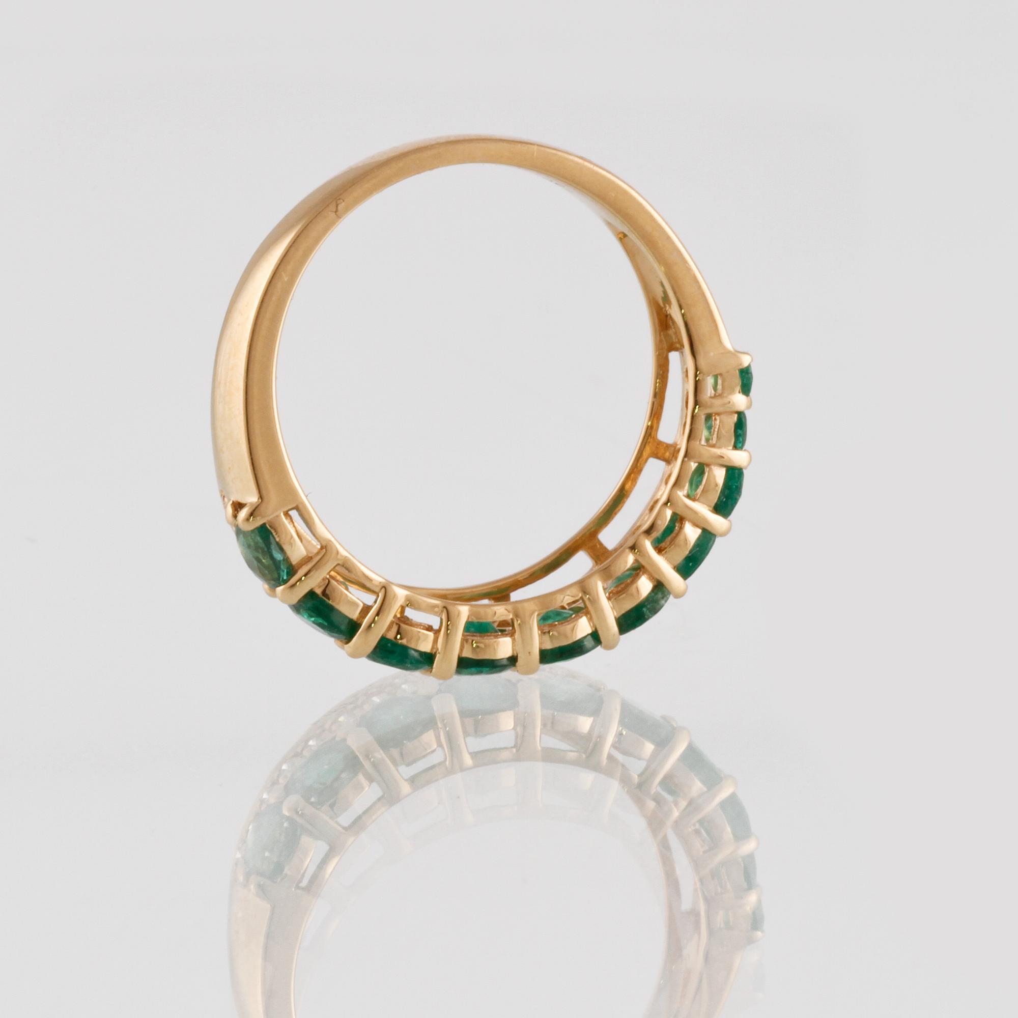 RING, 18K guld med briljantslipade diamanter ca 0.23 ct samt fasettslipade smaragder ca 1.13 ct. Vikt 3,7 gram.