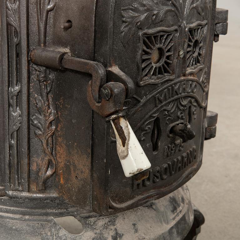 Kamin No 79 "Mikado" of cast iron, Husqvarna early 20th century.