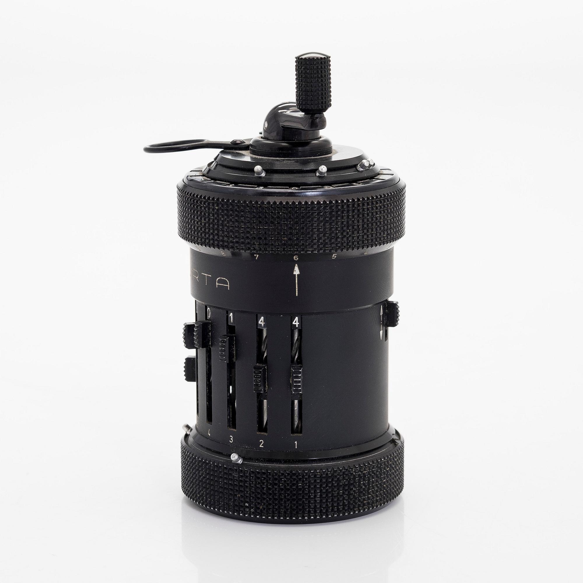Räknemaskin, "Curta, Type I", utvecklad av Curt Herzstark, Contina AG Mauren, Lichtenstein, formgiven 1947.