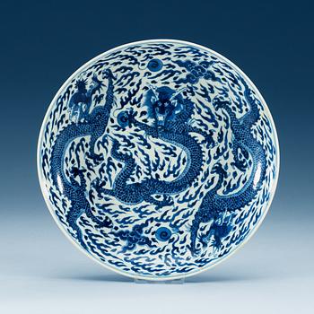 A blue and white dragon dish, Qing dynasty, 18th Century, with Kangxi six character mark.