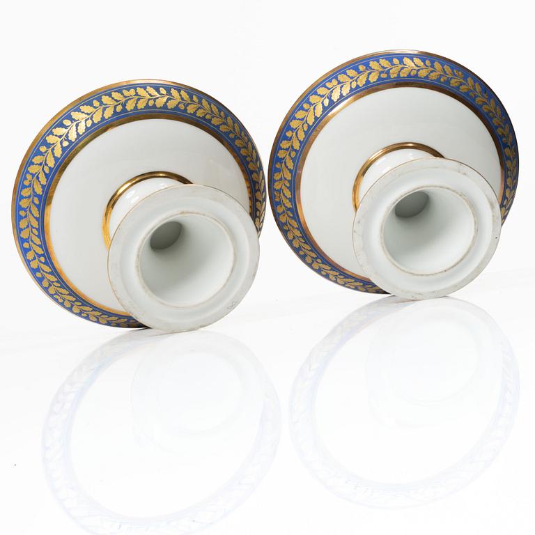 A pair of bowls on foot, 19th Century.