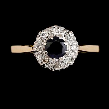 RING, 18 k guld med diamanter och blå sten. Total vikt ca 2 gram.