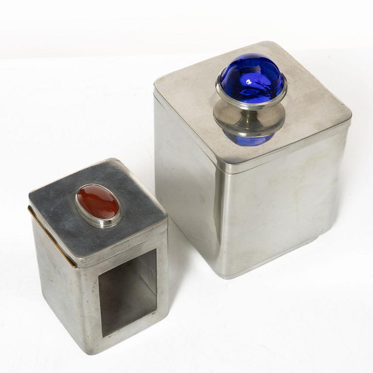 Firma Svenskt Tenn, burkar med lock, två stycken, tenn, Stockholm, 1953 respektive 2013.