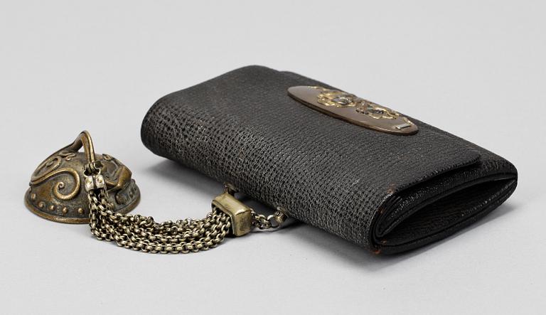 TOBAKSPUNG, läder och förg brons, Meiji, Japan.