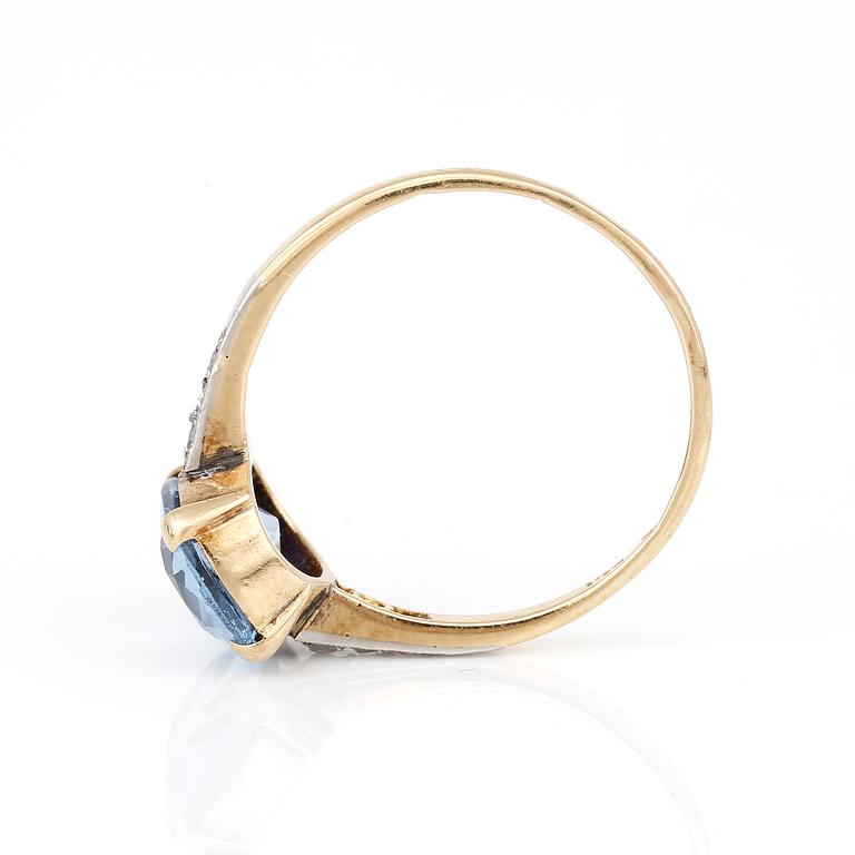 RING, med små diamanter och kuddslipad syntetisk blå spinell, totalt ca 2,38 ct, Hugo Strömdahl, Stockholm, 1927.