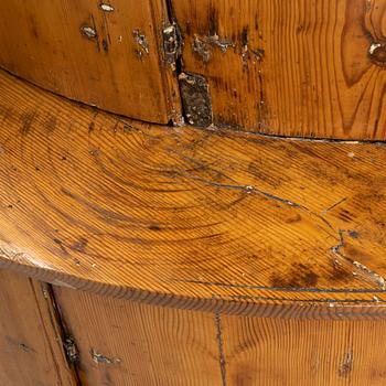 A pine wood cornet cabinet from around 1800.