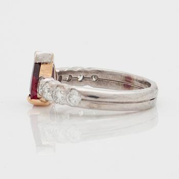 RING, Mandelstam 'Stardust', med droppslipad rubin, 2.17ct, samt briljantslipade diamanter, totalt 1.25 ct.