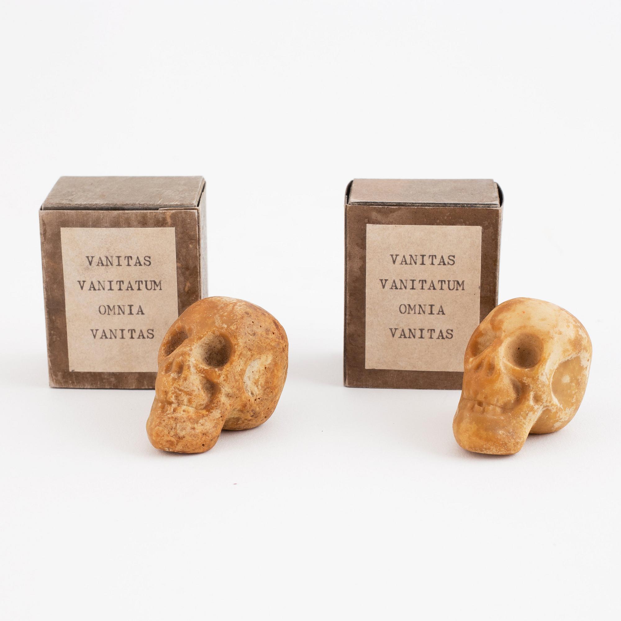 Vedkorg och skrin, allmoge, solparasoll, samt två vanitas-skulpturer.