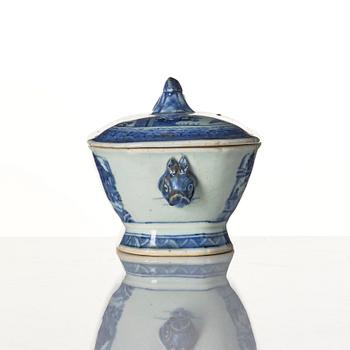 A Chinese blue and white porcelain service, 16 pieces, Qing dynasty, Qianlong (1736-95).