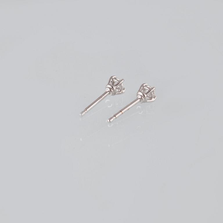 ÖRHÄNGEN, 18K vitguld med briljantslipade diamanter ca 0.22 ct. Vikt 1,2 gram.