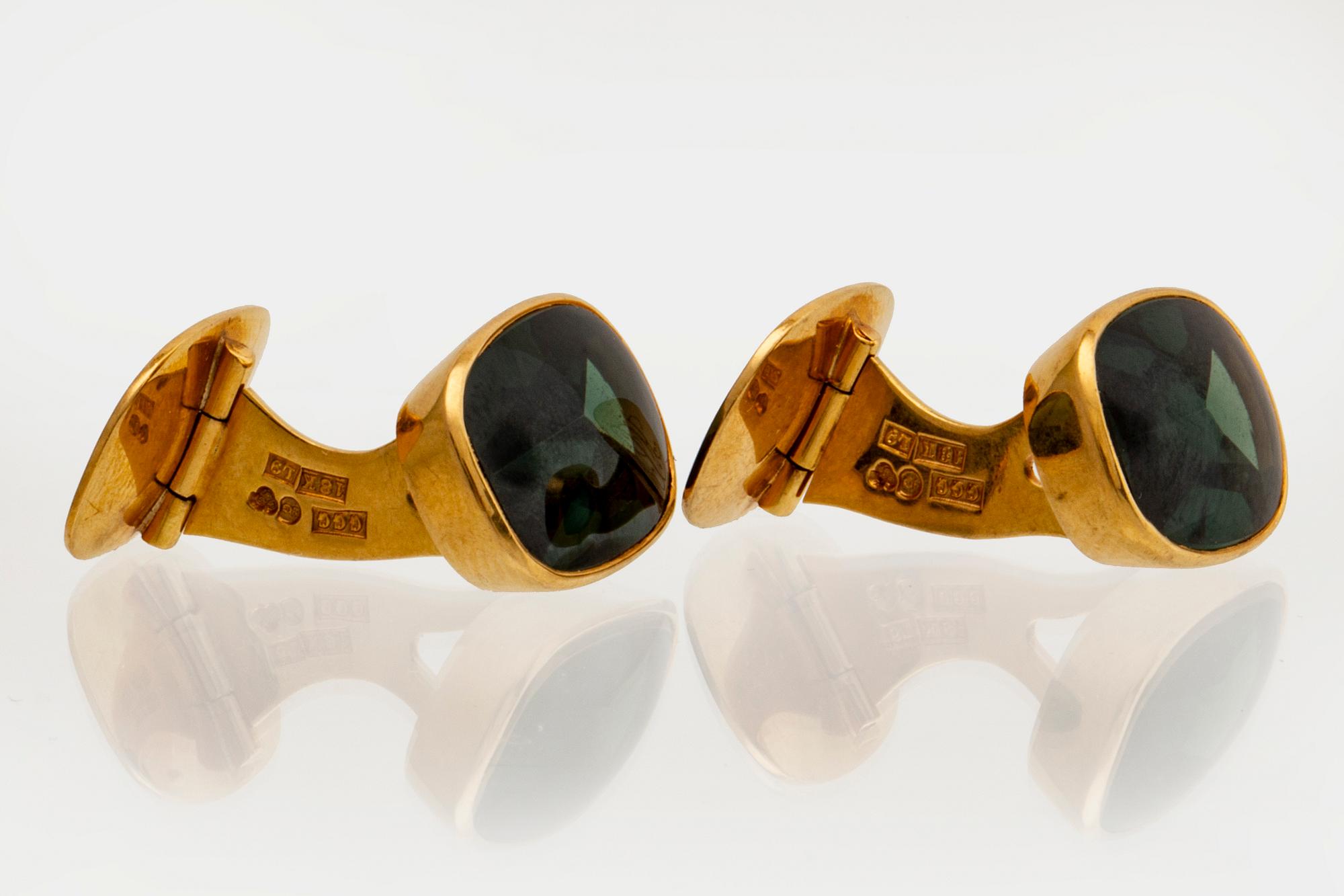 Manschettknappar 18K guld med grön quartz ca 15 x 10 mm, total vikt 10,3 g.