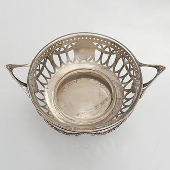 Tarjoilumalja, hopea, lasisisus, tuontileima 1899-1907, Br. Grachevin leima hovihankkijan merkillä.